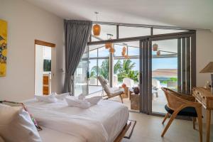 - une chambre avec 2 lits et une porte coulissante en verre dans l'établissement 4br Villa Breeze Tropical Sea View Retreat, à Ban Bang Po 30 autres photos