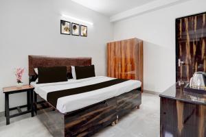 Una cama o camas en una habitación de Collection O Sector 7 Rohini Formerly Giriraj Residency