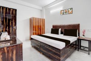 a bedroom with a bed and a desk at Collection O Sector 7 Rohini Formerly Giriraj Residency in New Delhi