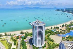 an aerial view of a tall building next to a beach at Guangdong Workers Santorium-Sea Side Park K Building Hotel in Huidong