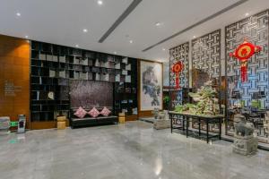 een lobby met een groot scherm in een gebouw bij Yongzhou Chuang Fa Cheng XiaoXiangYi Hotel in Guzhuting