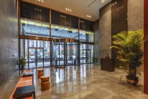 een lobby van een gebouw met een potplant bij Yongzhou Chuang Fa Cheng XiaoXiangYi Hotel in Guzhuting