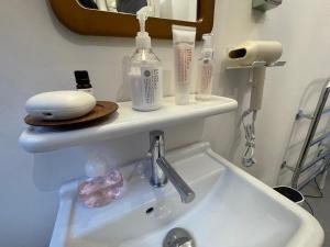 Et badeværelse på 佐藤理容Inn + 30 billeder