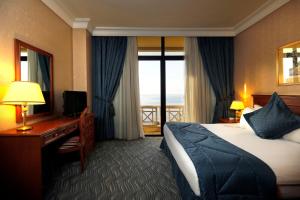 Voodi või voodid majutusasutuse Bayview Hotel Beirut toas