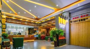 ein Fast-Food-Restaurant mit Bar in einem Gebäude in der Unterkunft James Joyce Coffetel Xi'an Laochenggen Hongmiaopo Metro Station in Xi'an