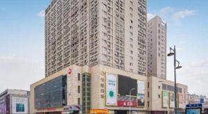 een groot hoog gebouw midden in een stad bij Xana Hotelle Suqian Soho Ginza Branch in Suqian