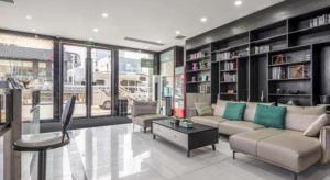 een woonkamer met een bank en een tafel bij Xana Hotelle Suqian Soho Ginza Branch in Suqian