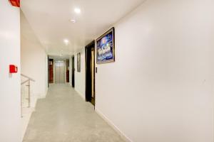 TV a/nebo společenská místnost v ubytování Super Townhouse Oak New Delhi Central Railway Junction Formerly Uppal International