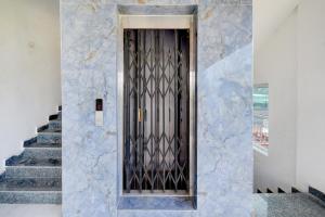 een deur in een gebouw met een trap voor de deur bij Hotel O Film City Hyderabad Formerly RJ Residency in Pedda Ambarpet +23 foto's