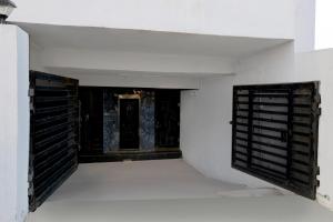 een lege kamer met een poort en een deur bij Hotel O Film City Hyderabad Formerly RJ Residency in Pedda Ambarpet