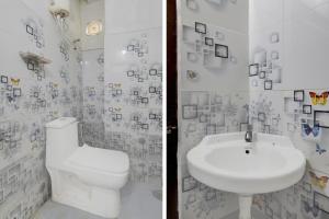 een badkamer met toilet en wastafel bij Hotel O Film City Hyderabad Formerly RJ Residency in Pedda Ambarpet