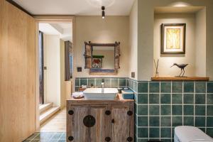 DongpuにあるHuazhu Luxury Lotus Twilight Fossil Museum B&Bの洗面台と鏡のあるバスルーム +83枚の写真