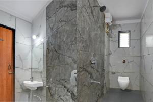 Ένα μπάνιο στο Townhouse Balewadi Stadium Pune Formerly Hotel Sarovar +24 φωτογραφίες