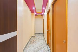 a hallway with a corridorngthngthngthngth at Super Hotel O Rishra Railway Station Formerly Green Guest House in Khardah
