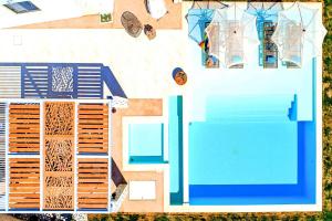 an overhead view of a building with a pool at Blue Lake Villa Beheizter Pool in Kávallos