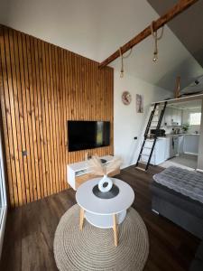 een woonkamer met een tafel en een bank bij Pas Milėją  +6 foto's