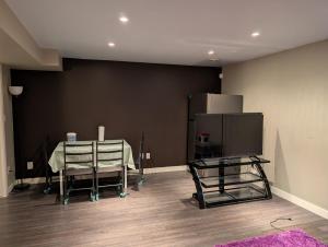 Μια τηλεόραση ή/και κέντρο ψυχαγωγίας στο 2-Room Suite in South Edmonton