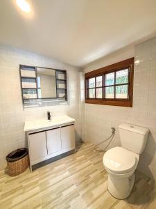 Koupelna v ubytování The glade + 12 fotografií