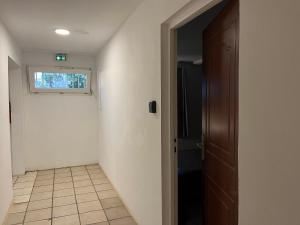 an empty hallway with a door and a window at Beach Studio 24h24 & 7j7 in Petite Île