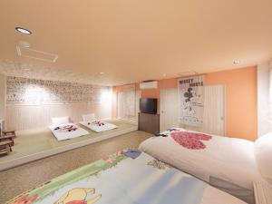 a bedroom with a large bed and a living room at 泊るHouse千葉駅1分 J - 東京ディズニーランドまで30分 線路傍騒音あり in Chiba