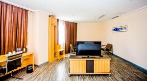 Μια τηλεόραση ή/και κέντρο ψυχαγωγίας στο City Comfort Inn Shenzhen Shiyan Science and Technology Park