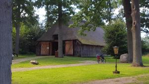 a barn with a bike parked in front of it at Hans-Eidig in Stelle