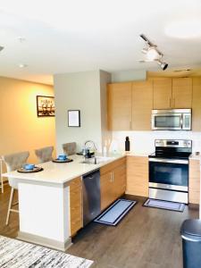 Kuchyň nebo kuchyňský kout v ubytování Cozy Uptown apartment with Gym and Swimming pool