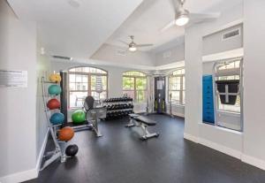 Fitness centrum a/nebo fitness zařízení v ubytování Cozy Uptown apartment with Gym and Swimming pool