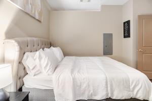 Postel nebo postele na pokoji v ubytování Cozy Uptown apartment with Gym and Swimming pool + 30 fotografií