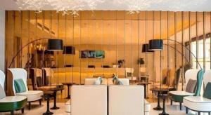 a restaurant with tables and chairs and a yellow wall at City Comfort Inn Suzhou Zhangjiagang Jingang Changjiang Xi Road in Xiwujieqiao