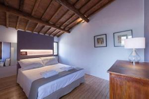 Un pat sau paturi într-o cameră la Attic Up On Florence