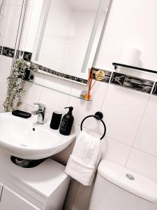 Koupelna v ubytování Fitaa House Southampton + 33 fotografií