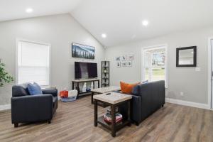 TV a/nebo společenská místnost v ubytování Bright and Cozy 4BR Home Away from Home + 26 fotografií