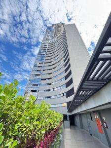 un edificio alto con un cielo blu sullo sfondo di Charmant Vertigo a Campo Grande