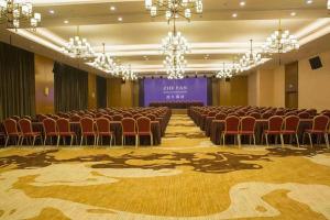 een grote kamer met stoelen en een podium erin bij James Joyce Coffetel· Changde Liuyehu in Changde