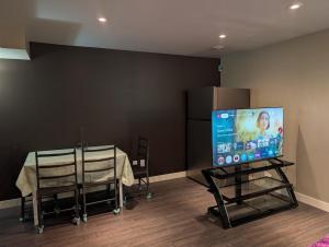 Μια τηλεόραση ή/και κέντρο ψυχαγωγίας στο 2-Room Suite in South Edmonton +12 φωτογραφίες