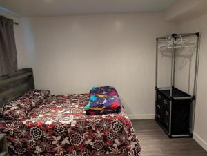 Ένα ή περισσότερα κρεβάτια σε δωμάτιο στο 2-Room Suite in South Edmonton