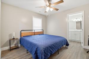 Postel nebo postele na pokoji v ubytování Bright and Cozy 4BR Home Away from Home