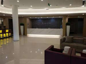 een lobby met een bank en een groot scherm bij Jinjiang Inn Hengshui Anping in Anping