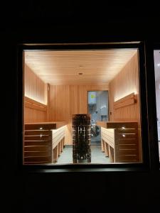 een blik op een keuken met houten kasten en een raam bij Pas Milėją 