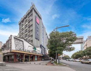 長沙市にあるEcharm Hotel Changsha Wuyi Square Railway Metro Stationの街の角にある建物