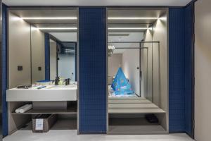 een badkamer met een wastafel en een spiegel bij Atour Light Hotel Cixi Sports Center Xinhefang in Hushan +75 foto's