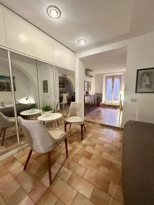 a living room with chairs and a table and mirrors at Comfy in the Heart of Roman nightlife in Rome