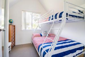 Coral Cottage في Berrara: غرفة نوم مع سرير بطابقين مع سلم