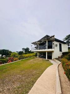 Biały dom z przejściem przed nim w obiekcie Luxury apartment in Florencia Caquetá w mieście Estación El Salto