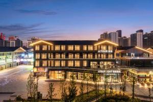 een gebouw met lichten aan in een stad 's nachts bij Atour Light Hotel Cixi Sports Center Xinhefang in Hushan