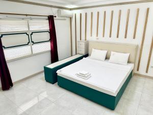 ein Schlafzimmer mit einem Bett und einem Fenster in der Unterkunft KGH Villa Rental in Cuayan