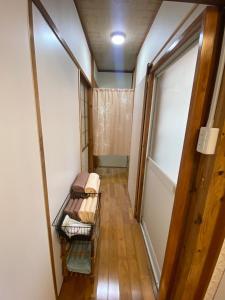 ein leerer Flur mit Bänken in einem Zimmer in der Unterkunft あかり庵 in Iki