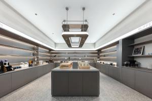 een grote kamer met een toonbank in aasteryasteryasteryasteryasteryasteryasteryasteryastery bij Atour Light Hotel Cixi Sports Center Xinhefang in Hushan