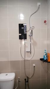 een douche in een badkamer met toilet bij REEN Homestay Perlis in Kampung Kok Kelang